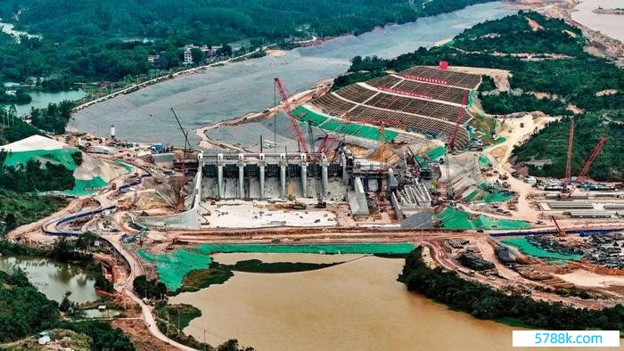  2023年12月24日，在平陆运河后生要道，施工队在建设水闸。图/新华