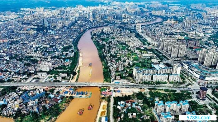  2023年12月24日，平陆运河流经钦州市区的河说念。图/新华